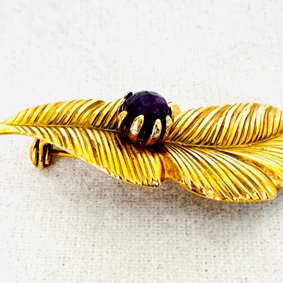 VINTAGE Gold Tone Textured Feather Brooch Pin with Faceted Amethyst Stone - Picture 6 of 10